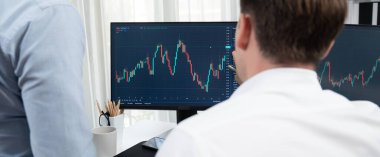 Borsa simsarları, çevrimiçi piyasada panorama görünümünde dijital para birimini tartışarak, iki ekranlı gerçek zamanlı dinamik verilere odaklanarak, işyerindeki artan eğilim yatırımlarını analiz ediyorlar. Satılabilir.