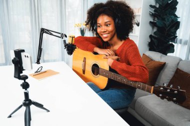 Güzel Afrikalı Kadın Etkilenen Kanal sunucusu dinleyicileri yayın stüdyosunda selamlıyor. Canlı sosyal medyada müzik blogcusu zamanı. Ses yaratıcısı kavramı. Tatlandırıcı.