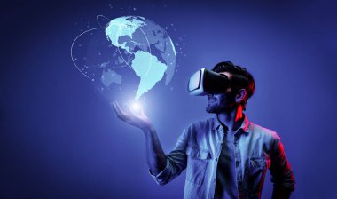 Küresel ağ bağlantısını kurmak için VR gözlüğü kullanan zeki bir adam. Görsel gerçeklik kulaklığı takarak küresel bulut hesaplama sunucusu ya da yazılımı olan mutlu bir adam. Sapma.