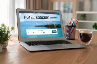 Çevrimiçi otel konaklama rezervasyon sitesi mod rezervasyon sistemi sağlar. Seyahat teknolojisi kavramı .