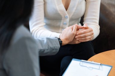 Psikolojik akıl sağlığı danışmanlığı ya da terapi seansındaki genç ve profesyonel bir hastadan akıl hastalığı teşhisi koyarken yardım istemek. Zihinsel tedavi seansı. Blithe