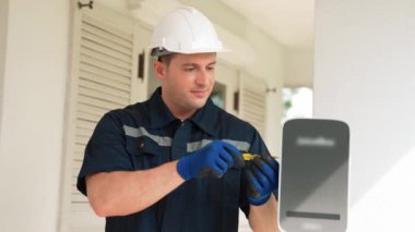 Nitelikli teknisyenler ev EV şarj istasyonu kurarak elektrikli araçların şarj platformu için bakım hizmeti sağlıyorlar. Konut kullanımı için EV araba teknolojisi. Titiz