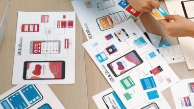 Mobil uygulama ya da web sitesi için kullanıcı arayüzü prototipi planlayan şirket çalışanlarının en iyi görünüm videosu. UX UI tasarımcı beyin fırtınası kullanıcı dostu arayüz planı. Sinerjik