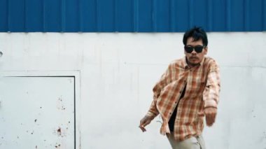 İspanyol komedi koreografı hip hop tarzında dans ediyor. Genç mutlu break dansçı B-boy dansı yapıyor. Sokak dansı yapan komik adamın hareket çekimi. Açık hava sporu 2024. Modern dans. hiphop.