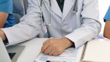 Hastane masasında birlikte çalışan ve tıbbi tedavi ya da sağlık hizmeti planlayan profesyonel bir grup. Takım çalışması başarılı hastalıklara ve hastalıklara yol açar. Ağır çekim. Katı.