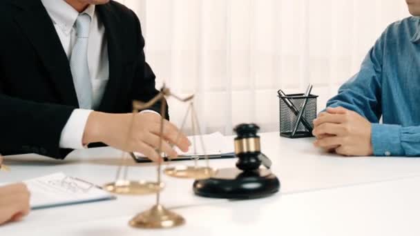Адвокат Посередник Пропонує Компроміс Між Двома Сторонами Вирішення Бізнес Суперечок — стокове відео