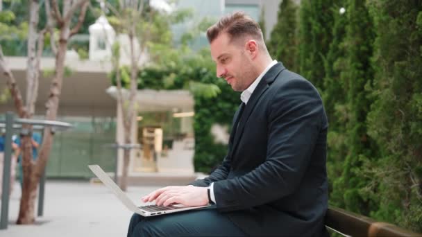 Widok Strony Ludzi Biznesu Pracujących Laptopie Podczas Siedzenia Zielonym Mieście — Wideo stockowe