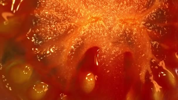 スライスされたトマトのマクロ写真 トマトの肉は わずかなしっかりした柔らかさで簡素で柔らかいように見えます スライスされたトマトは光の下で輝き 新鮮さと熟度を示しています プリスティブル — ストック動画