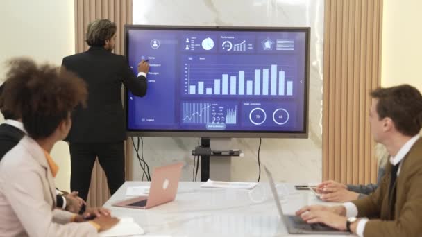 Presentación Oficina Sala Reuniones Con Equipo Analistas Utiliza Fintech Para — Vídeos de Stock
