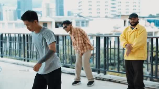 Gruppo Adolescenti Hip Hop Eseguire Boy Danza Corridoio Del Centro — Video Stock