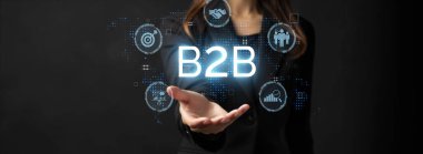 İş adamı B2B peyzajında geziniyor, iş-iş bağlantılarını geliştirmek için kullanım teknolojisi kullanıyor. B2B etkileşimlerini yeniden şekillendiren, iş-iş stratejilerinde yenilikleri yönlendiren keşifler