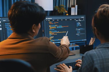 Akıllı bilişim geliştiricisi bilgisayar ekranındaki çevrimiçi web sitesinde kodlama programı uygulamasına bakıyor, ofisteki iş pazarlamasında akıllı veritabanı geliştirme sistemini analiz ediyor. İnfobahn.