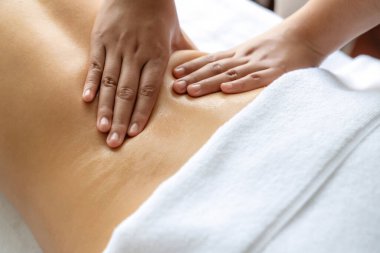 Kapalı alan kadın müşteri stres önleyici spa masajını yapmaktan zevk alıyor ve lüks otel ya da oteldeki gündüz açık hava güzellik salonunda güzellik teniyle eğleniyor. Sessiz.