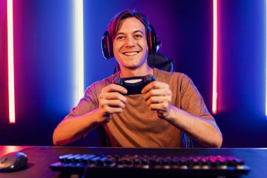 Kontrol kumandalı akıllı oyun flamasının keyfini çıkarın, modern teknoloji siber neon ışık odasında yetenekli oyuncularla çevrimiçi canlı sosyal medya grubu oyunu oynayın. Bireysel.