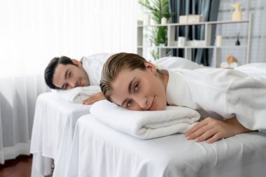 Kafkas çift müşterisi stres önleyici spa masajının keyfini çıkarıyor ve lüks otel veya oteldeki gündüz açık hava ortamında güzellik teniyle eğleniyor. Sessiz.