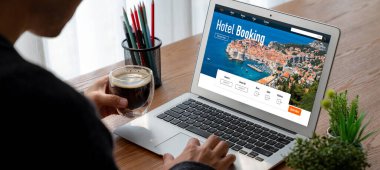 Çevrimiçi otel konaklama rezervasyon sitesi mod rezervasyon sistemi sağlar. Seyahat teknolojisi kavramı .