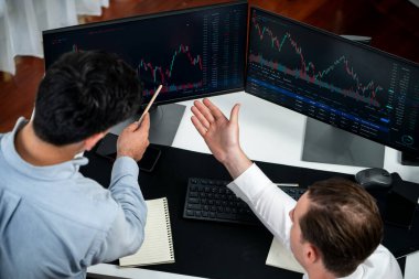 Gerçek zamanlı olarak bilgisayar ekranında borsayı tartışan profesyonel borsacılar, dinamik döviz kuru veritabanı grafiğini ya da değerli büyümeyle ticaret yapmak için ilginç birim yatırımlarını analiz ediyorlar. Satılabilir.