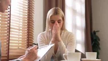 Psikolojik akıl sağlığı danışmanlığı ya da terapi seansındaki genç ve profesyonel bir hastadan akıl hastalığı teşhisi koyarken yardım istemek. Zihinsel tedavi seansı. Blithe