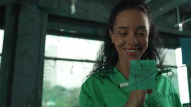 Genç İspanyol çalışanlar renkli yapışkan notlar yazıyorlar. Akıllı iş kadını pazarlama fikrini, beyin fırtınası stratejisini, iş planını paylaşıyor. Proje yöneticisi zihin haritası çiziyor. - Yakın çekim. Yönlendirici.