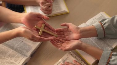 Hristiyan katolik takipçilerle dinsel bağlılık ve maneviyat duygusu doludur. Ağır çekimde Hıristiyan insanlar birlikte dua ederken el ele tutuşup grup duası yapıyorlar. Filizlenen