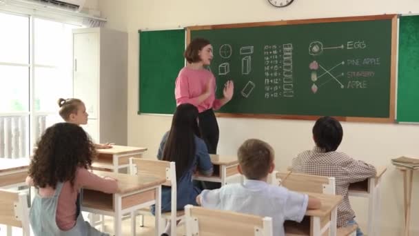 Έξυπνος Δάσκαλος Δείχνει Μαυροπίνακα Ενώ Δάσκαλος Εξηγήσει Για Την Ιδέα — Αρχείο Βίντεο