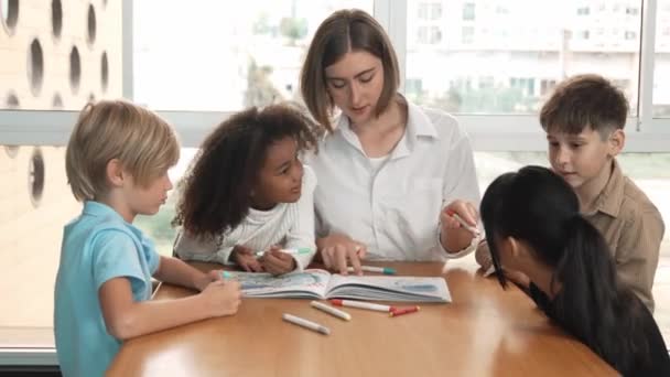 Felice Studente Diversificato Intelligente Disegno Insegnante Colorazione Utilizzando Pennarello Libro — Video Stock