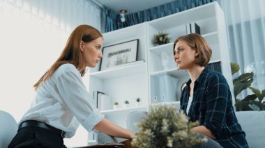 Destekleyici ve rahatlatıcı eller depresif hastayı neşelendiriyor ya da empati kurarak stres yapıyor. Psikolog, klinikte stresli ve üzgün bir hastaya güven veriyor..