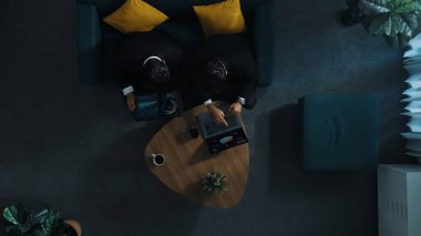 Yetenekli iş adamlarının tablet üzerinde çalışırken, kooperatif meslektaşlarının odaya girip finansal verileri birlikte analiz etmelerinin en üst görüşü. İş adamları pazarlama fikrini paylaşıyor. Müdürlük.