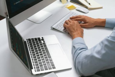 Bilgisayarda bilgisayar ve bilgisayar üzerinde çalışan ve uygulama projesinde kodlama programı olan bilgisayar geliştiricisinin kırpılmış görüntüsü. Teknik mühendis önemli not listeleri yazıyor. Bireysel.