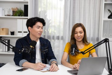 Gülücük saçan radyo etkili sunucuları, canlı yayında canlı yayında, sabah saatlerinde stüdyo kaydında dinleyicilere senaryo ve dizüstü bilgisayardan konuşan konu ortaklaşa soruyla birlikte. İnfobahn.