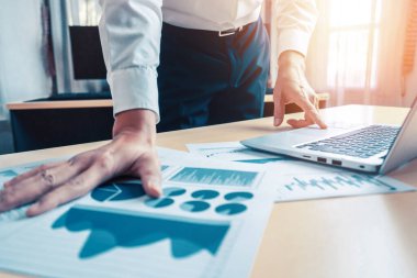 İş adamı muhasebeci ya da finans uzmanı şirket ofisindeki iş raporu grafiğini ve finans şemasını analiz eder. Finans ekonomisi, bankacılık sektörü ve borsa araştırmaları kavramı. uds