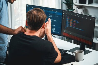 BT geliştiricileri pc ekranında çevrimiçi yazılım geliştirme bilgisini tartışıyor, web sitesindeki son sürüm uygulaması için program kodlaması oluşturuyorlar. Beyin fırtınası yazılımı kavramı güncellendi. Satılabilir.