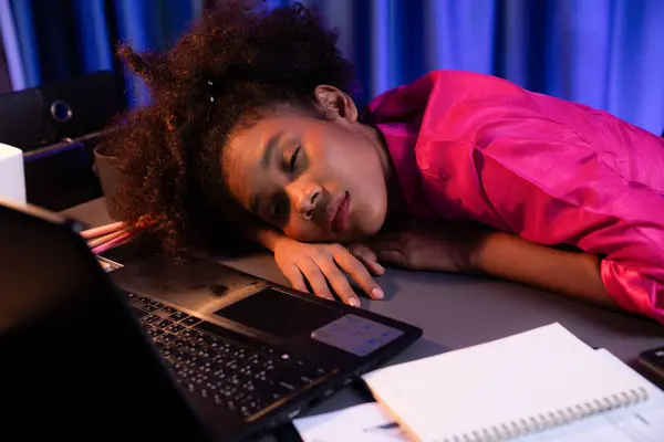Afrykanka Freelancer Czuje Się Wypróbowana Zdrzemnąć Się Biurku Przy Laptopie — Zdjęcie stockowe