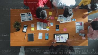 Beyin fırtınası yapan ve kodlama programı ya da mühendislik programı olan tablet arayan ekibin üst görüşü. Bir grup pazarlama ve yaratıcı insan programlama sistemi hologramıyla birlikte çalışıyor. Cemaat.