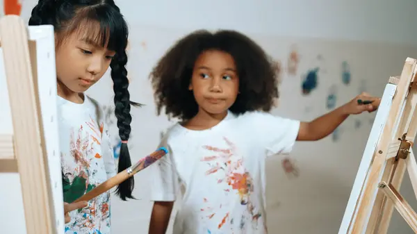 Gelukkig Creatief Afrikaans Meisje Geschilderd Trekken Canvas Samen Met Aziatische — Stockfoto