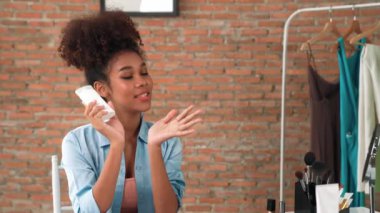 Kadın nüfuzlu kişi, sosyal medya veya blog için canlı yayın yapan video klip eleştirmeni Cilt Bakımı 'nı çekiyor. Kozmetik stüdyosu ışıklandırmalı mutlu genç kız çevrimiçi pazarlama oturumu yayını için..