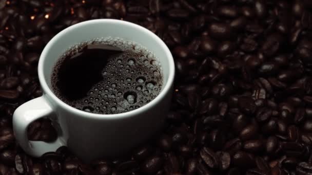 Vista Superior Café Espresso Con Montones Granos Café Primer Plano — Vídeo de stock