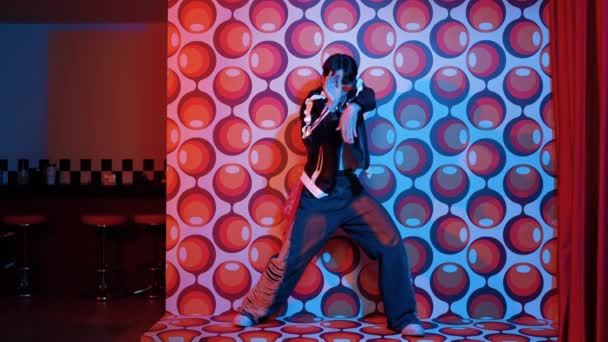아시아 브레이크 스타일 음악으로 무대에서 카메라를 발자국을 수행하는 캐주얼 안경을 — 비디오