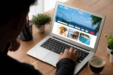 Model arama ve seyahat planlama için internet sitesi uçuş, otel ve tur rezervasyonları için anlaşma ve paket sunuyor