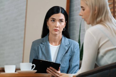 Psikolojik akıl sağlığı danışmanlığı ya da terapi seansındaki genç ve profesyonel bir hastadan akıl hastalığı teşhisi koyarken yardım istemek. Zihinsel tedavi seansı. Blithe