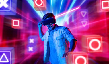 Sanal gerçeklik gözlüklü enerjik bir adam müzik engelli neon bir kılıç kullanıyor. Kılıç tutarken oyun oynayan yetenekli bir insan neon şehir arka planıyla metaevrene girer. Geçmişi bulanıklaştırıyor. Sapma.