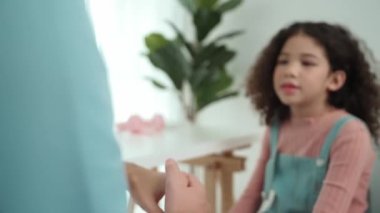 Beyaz bir baba, genç kızıyla aile gününde online çalışmak hakkında konuşuyor. Liseli kız, babamı öğrenirken ve dinlerken gülümsüyor ve dizüstü bilgisayarlı programlama sistemini anlatıyor. Pedagoji.