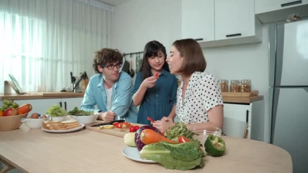 迷人的高加索父亲和母亲花时间在一起和亚洲女儿一起做新鲜的饭菜 爸爸和妈妈在厨房准备新鲜蔬菜做沙拉 吃蔬菜 教育学 — 图库视频影像