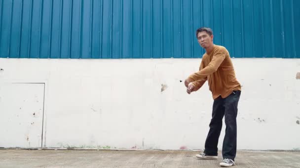 Hombre Hispano Estira Los Brazos Baila Calle Bailando Frente Pared — Vídeos de Stock