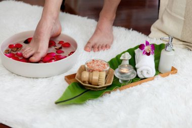 Adam lüks kaplıcalarda mutlu ayak masajına devam ederken, masör de hafif gün ışığı atmosferinde refleksoloji terapisi ya da otel ayak spa 'sında. Sessiz.