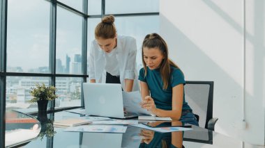 Yetenekli iş kadını, mali stratejiyi tartışırken stresli görünüyor. Zeki iş adamlarının beyin fırtınası yapması, danışman satış planı, gerilimli istatistiksel dokümanları kullanarak fikir. İzleme