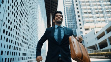 Şehir caddesinde yürürken neşeyle dans eden yetenekli bir iş adamı. Proje müdürü iyi haberler aldı, terfi aldı, başarılı bir iş buldu, aynı zamanda coşkuyu dile getirdi. Sevinçli..