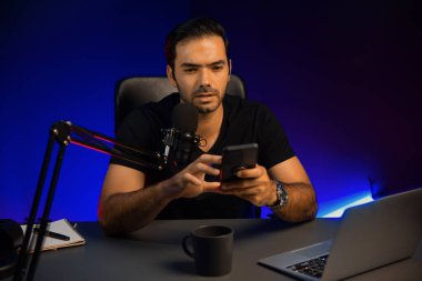 Canlı yayında dinleyiciyle konuşan yayıncı, Mor Neon Işık Stüdyosu 'ndaki yaratıcı pozitif düşünce konseptiyle sosyal medyada akıllı telefondan mesajları kontrol ediyor. Tahmin et..