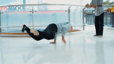 Hip-hop gençlik grubu alışveriş merkezi koridorunda şehirli ya da gökdelen manzaralı break dans yapıyor. Canlı dansçılar break dans gösterisi ve çok kültürlü arkadaşlarla çevrili. Açık hava sporu 2024 hiphop..