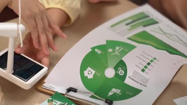 Бізнес Команда Аналізує Використання Графу Зеленої Енергії Ковернер Моделлю Вітряка — стокове відео